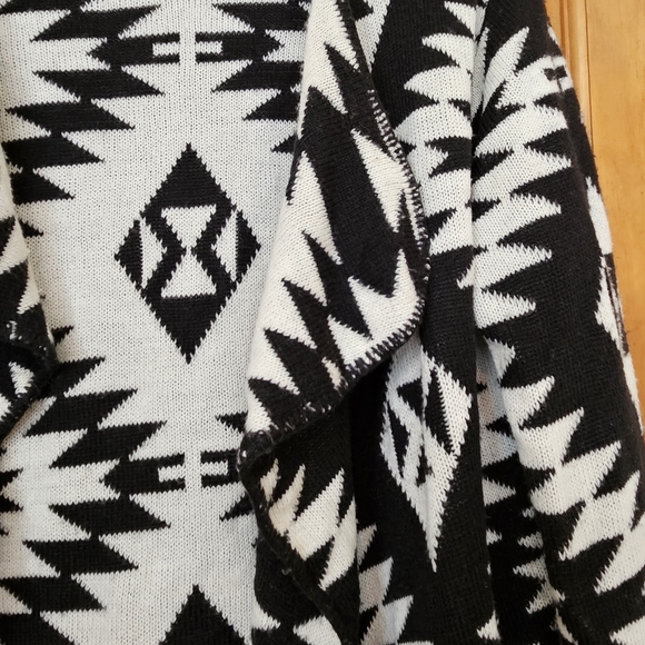 Studio 8 Women's Black And White Aztec Print Open Front Cardigan, Size S - Picture 6 of 11